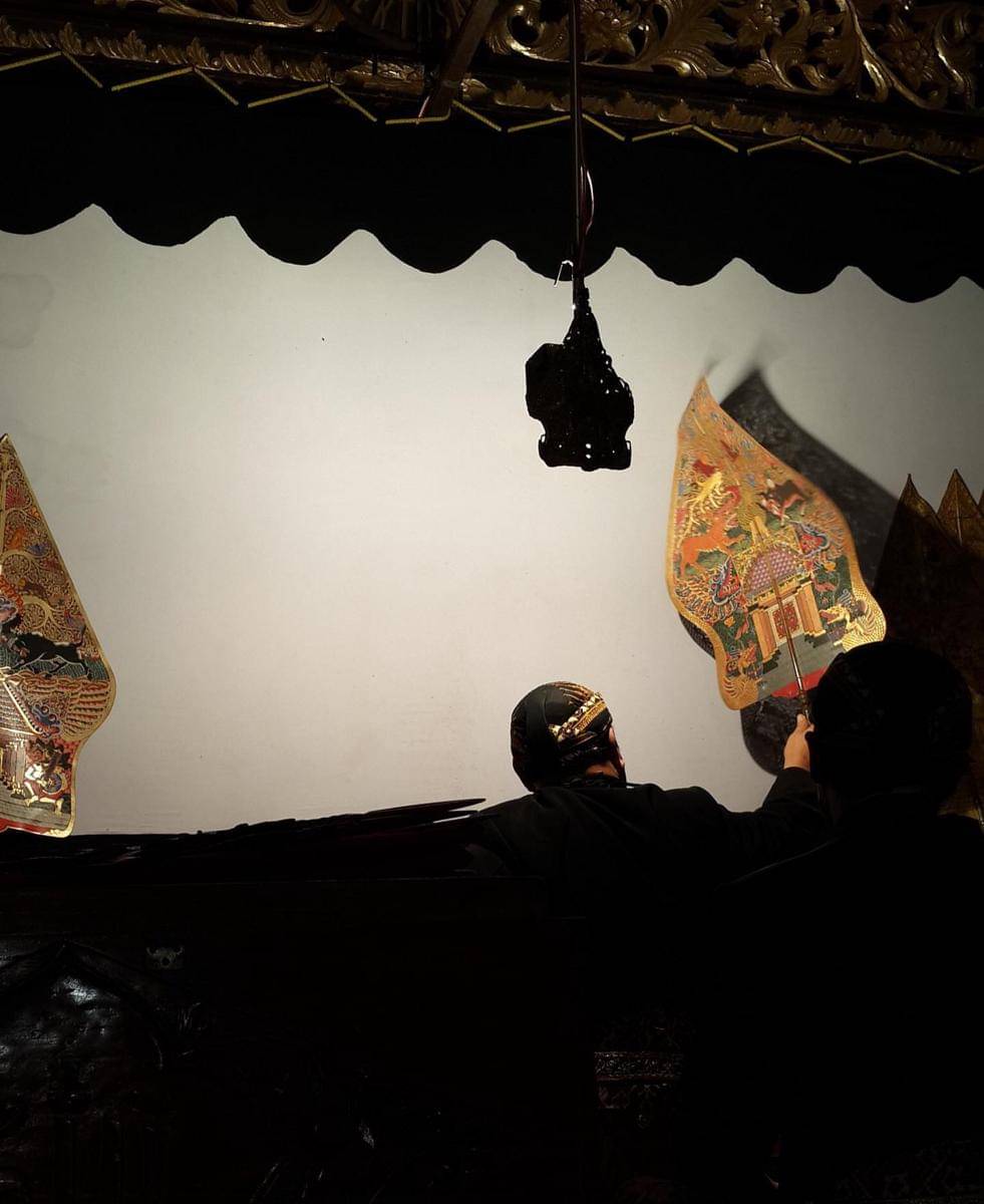 Dalang Ki Anom Suroto saat pentas wayang kulit. (Instagram.com/anomsuroto48)