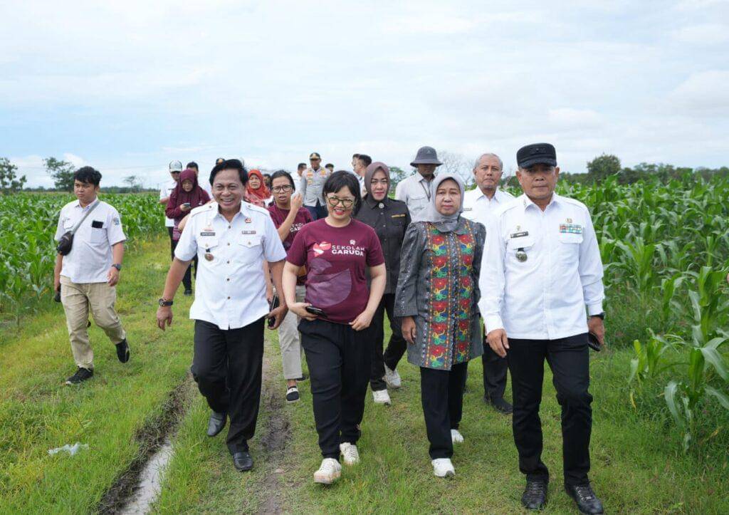 Rektor Unila, Prof. Lusmeilia Afriani dan Wakil Menteri Pendidikan Sains dan Teknologi, Prof. Stella, Meninjau Langsung Lokasi Lahan Pembangunan Sekolah Garuda di Provinsi Lampung