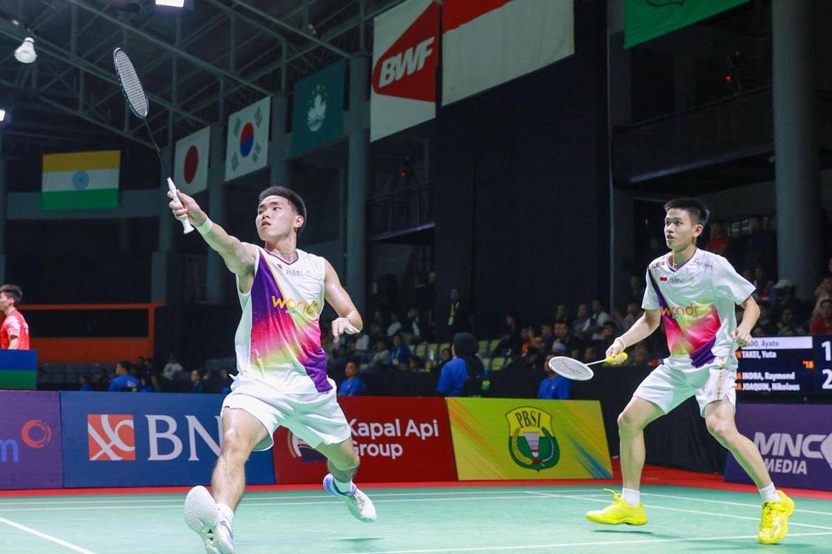  Ganda putra Indonesia, Raymond Indra/Nikolaus Joaquin saat beraksi di turnamen wondr by BNI Indonesia Masters 2025 di GOR PBSI Sumut, Rabu (22/10/2025) (dok.PBSI)
