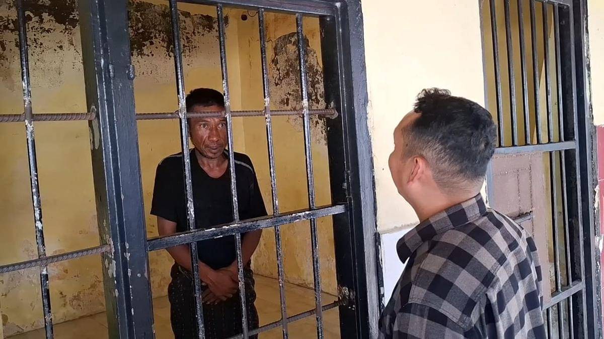 Umar alias Oma (45), pria diduga ODGJ ditangkap polisi karena membacok seorang juru parkir, Rabu (22/10/2025) malam/Istimewa