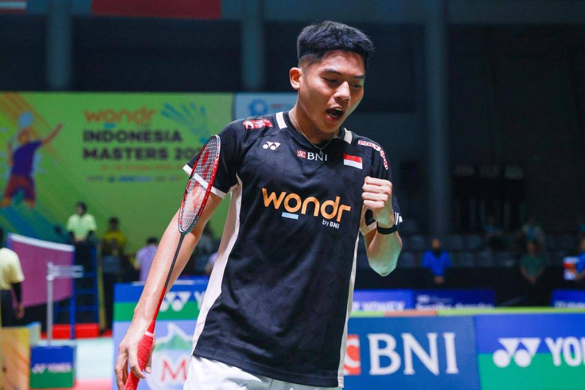 Moh Zaki Ubaidillah beraksi di 16 besar Indonesia Masters 2025 di GOR PBSI Sumut, Kamis (23/10/2025) (dok.PBSI)