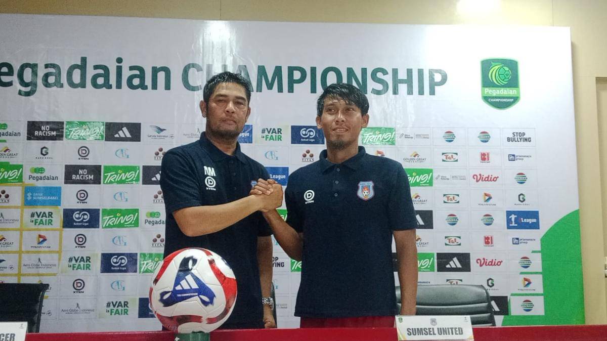 Pelatih Sumsel united Nilmaizar (kiri) pemain Sumsel United Hafit Ibrahim (kanan) (Dok. Media Officer)