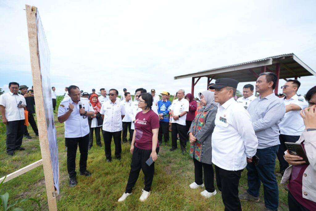  Rektor Unila, Prof. Lusmeilia Afriani dan Wakil Menteri Pendidikan Sains dan Teknologi, Prof. Stella, Meninjau Langsung Lokasi Lahan Pembangunan Sekolah Garuda di Provinsi Lampung