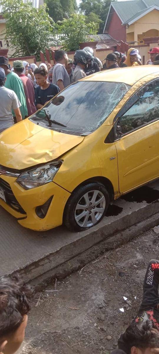 Mobil milik seorang anggota polisi dipakai merampok di Takalar, Sulawesi Selatan, Senin (21/10/2025)/Istimewa
