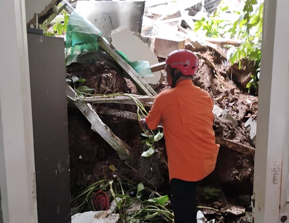 Tanah longsor landa wilayah Bakti Jaya Tangsel