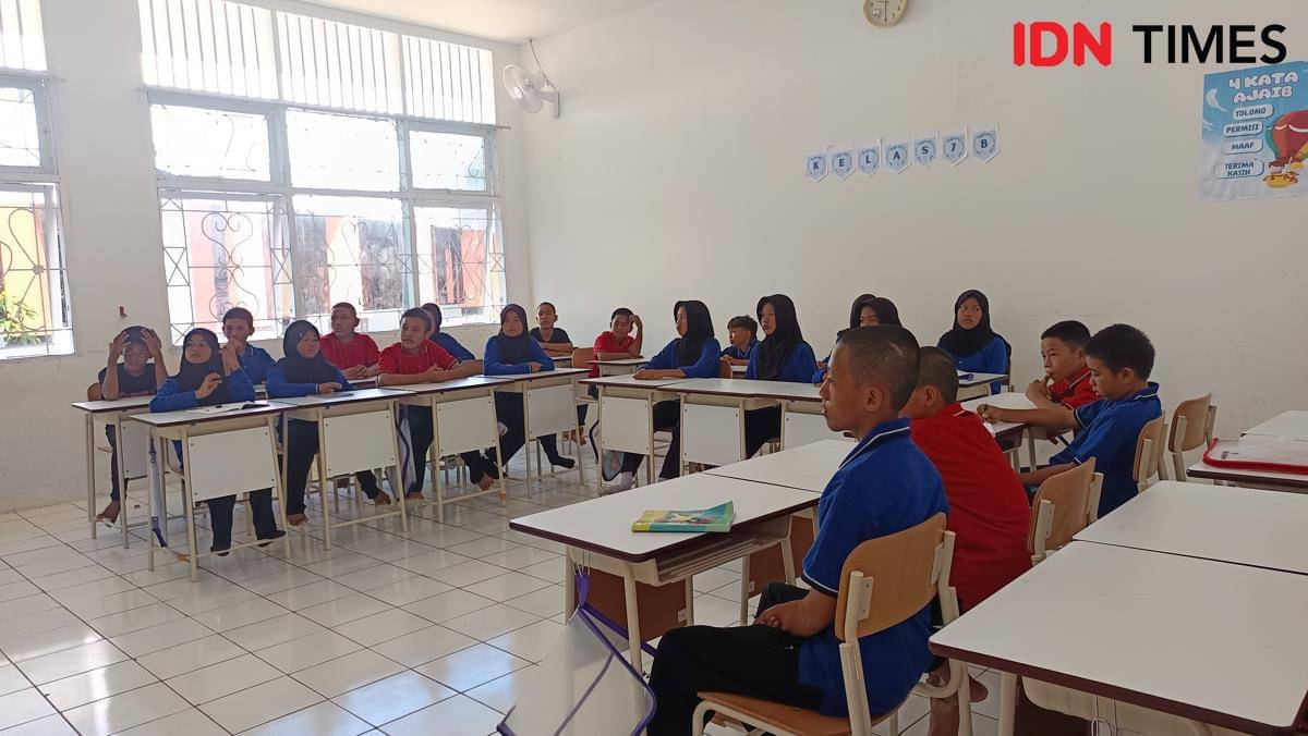 Sejumlah siswa Sekolah Rakyat Menengah Pertama (SRMP) 23 Makassar mengikuti kegiatan belajar di ruang kelas, Kamis (23/10/2025). (IDN Times/Asrhawi Muin)