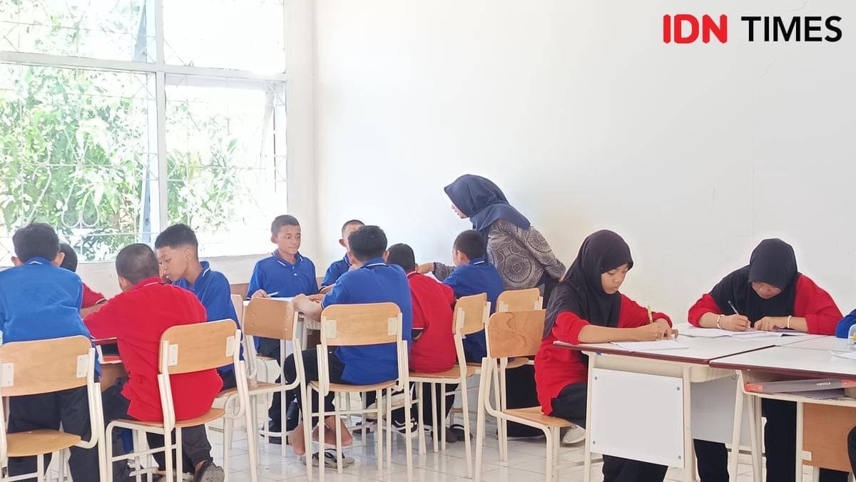Sejumlah siswa Sekolah Rakyat Menengah Pertama (SRMP) 23 Makassar mengikuti kegiatan belajar di ruang kelas, Kamis (23/10/2025). (IDN Times/Asrhawi Muin)