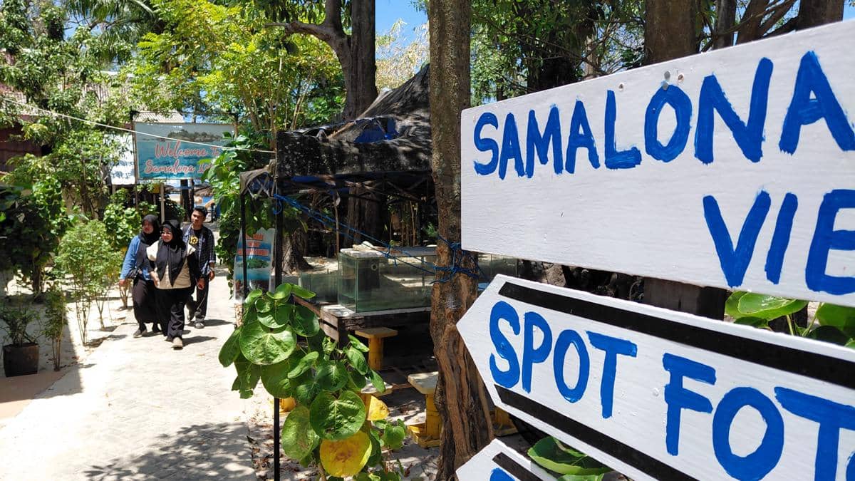 Pengunjung berkeliling menikmati suasana di Pulau Samalona. (IDN Times/Aan Pranata)