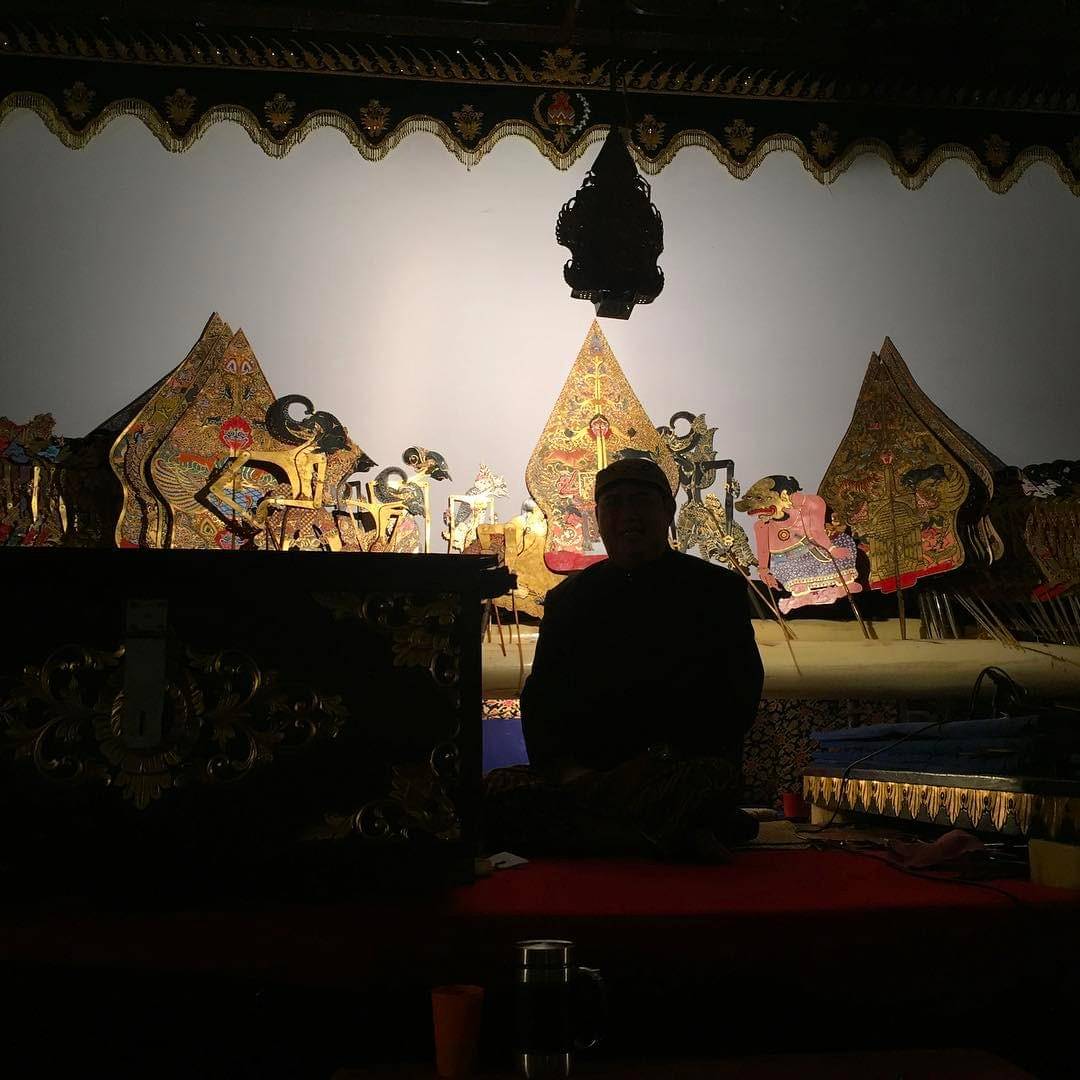 Dalang Ki Anom Suroto saat pentas wayang kulit. (Instagram.com/anomsuroto48)