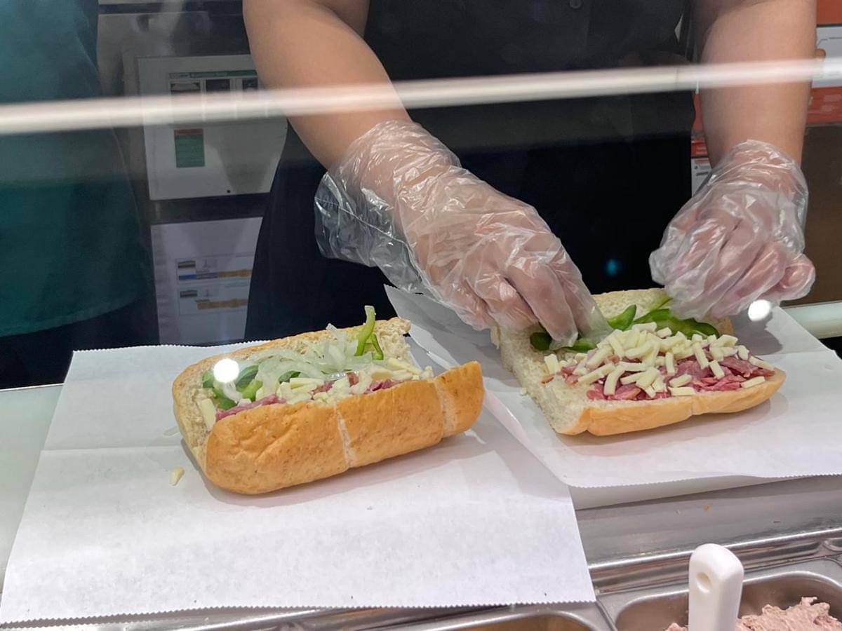 Potret pembuatan menu baru Subway Philly Cheese Steak