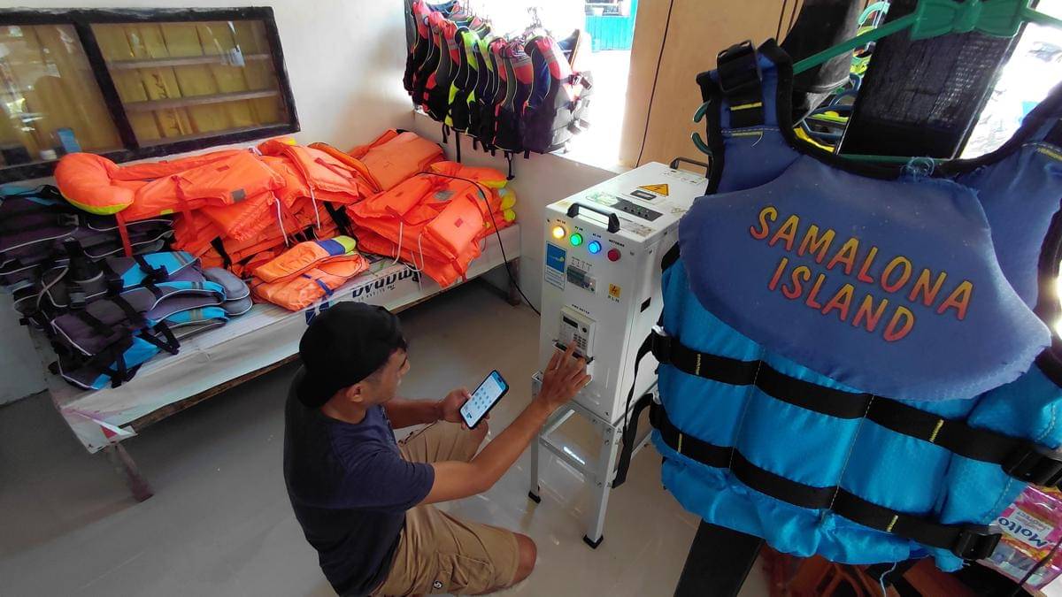 Salah seorang pelaku wisata di Pulau Samalona tengah mengisi token listrik pada perangkat SuperSUN yang disediakan PLN. (IDN Times/Aan Pranata)