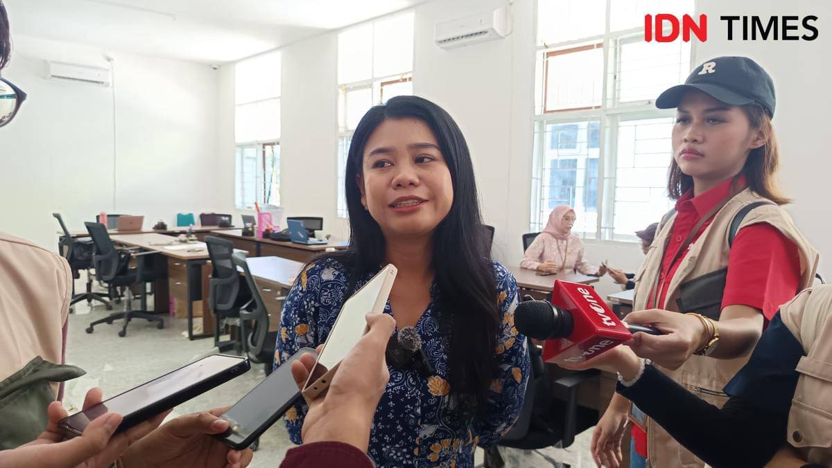Eunike Megawati, guru BK asal Jawa Tengah, saat diwawancarai wartawan di Sekolah Rakyat Menengah Pertama (SRMP) 23 Makassar, Kamis (23/10/2025). (IDN Times/Asrhawi Muin)