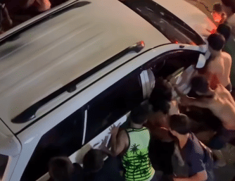 Sejumlah kendaraan terjeblos akibat kondisi jalan yang tinggi sebelah di Jalan Inspeksi Kali Duri, Pejagalan, Penjaringan, Jakarta Utara pada Rabu (22/10/2025) malam. (Instagram.com/jakarta.terkini)