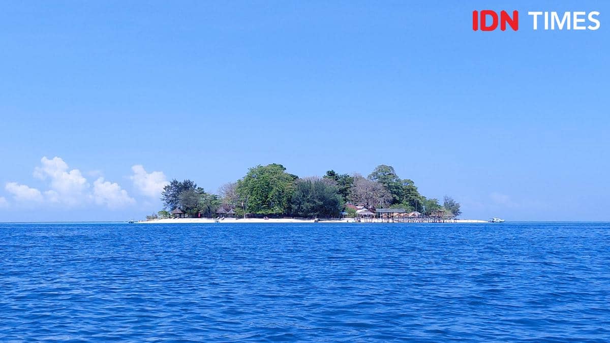 Pemandangan Pulau Samalona dari kejauhan. (IDN Times/Aan Pranata)