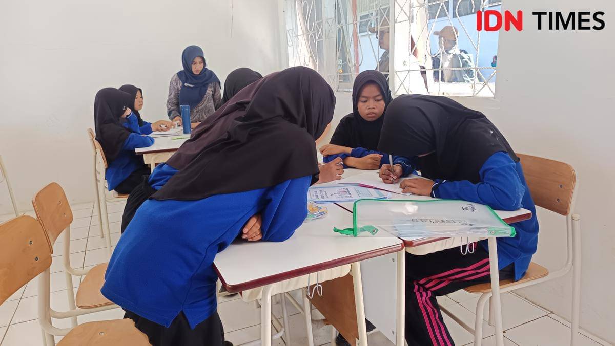 Sejumlah siswa Sekolah Rakyat Menengah Pertama (SRMP) 23 Makassar mengikuti kegiatan belajar di ruang kelas, Kamis (23/10/2025). (IDN Times/Asrhawi Muin)