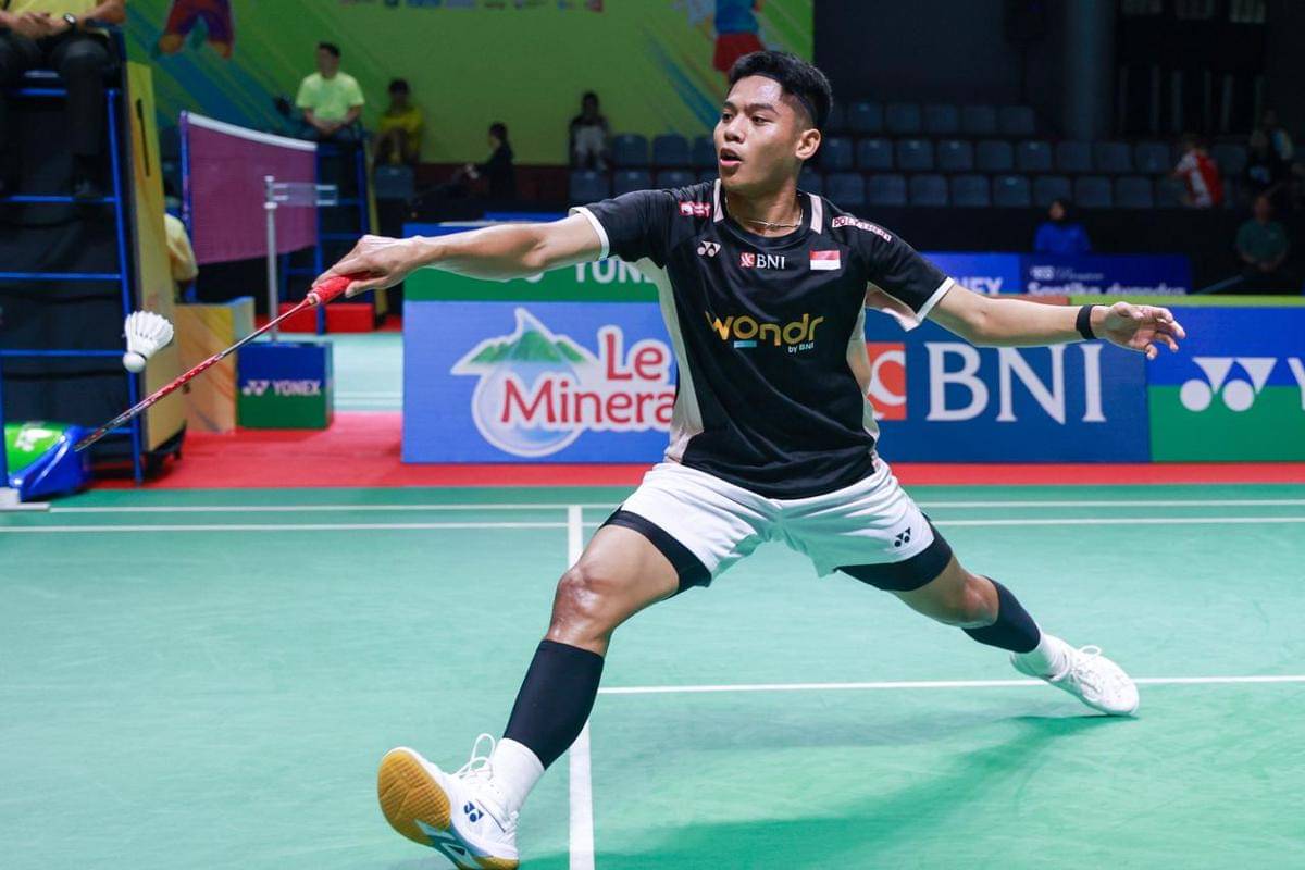 Moh Zaki Ubaidillah beraksi di 16 besar Indonesia Masters 2025 di GOR PBSI Sumut, Kamis (23/10/2025) (dok.PBSI)