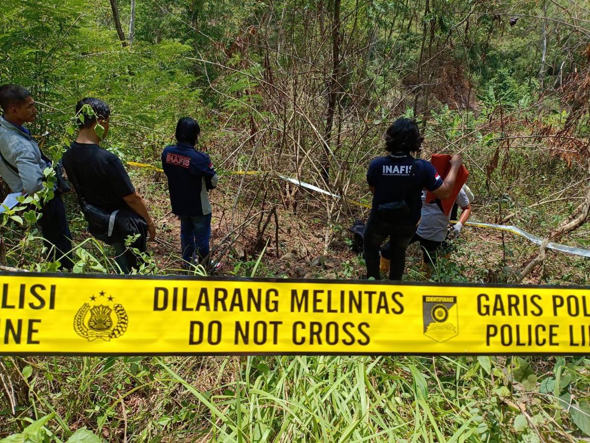 Foto: Polisi lakukan olah TKP di lokasi temuan kerangka manusia. IDN Times/Bramanta Pamungkas