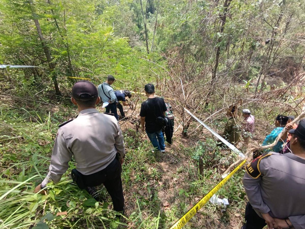 Polisi lakukan olah TKP di lokasi temuan kerangka manusia. IDN Times/Bramanta Pamungkas