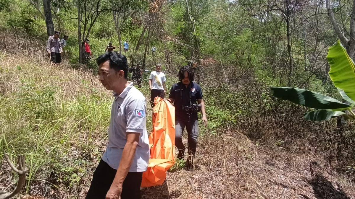 Petugas evakuasi kerangka manusia yang ditemukan warga. IDN Times/Bramanta Pamungkas
