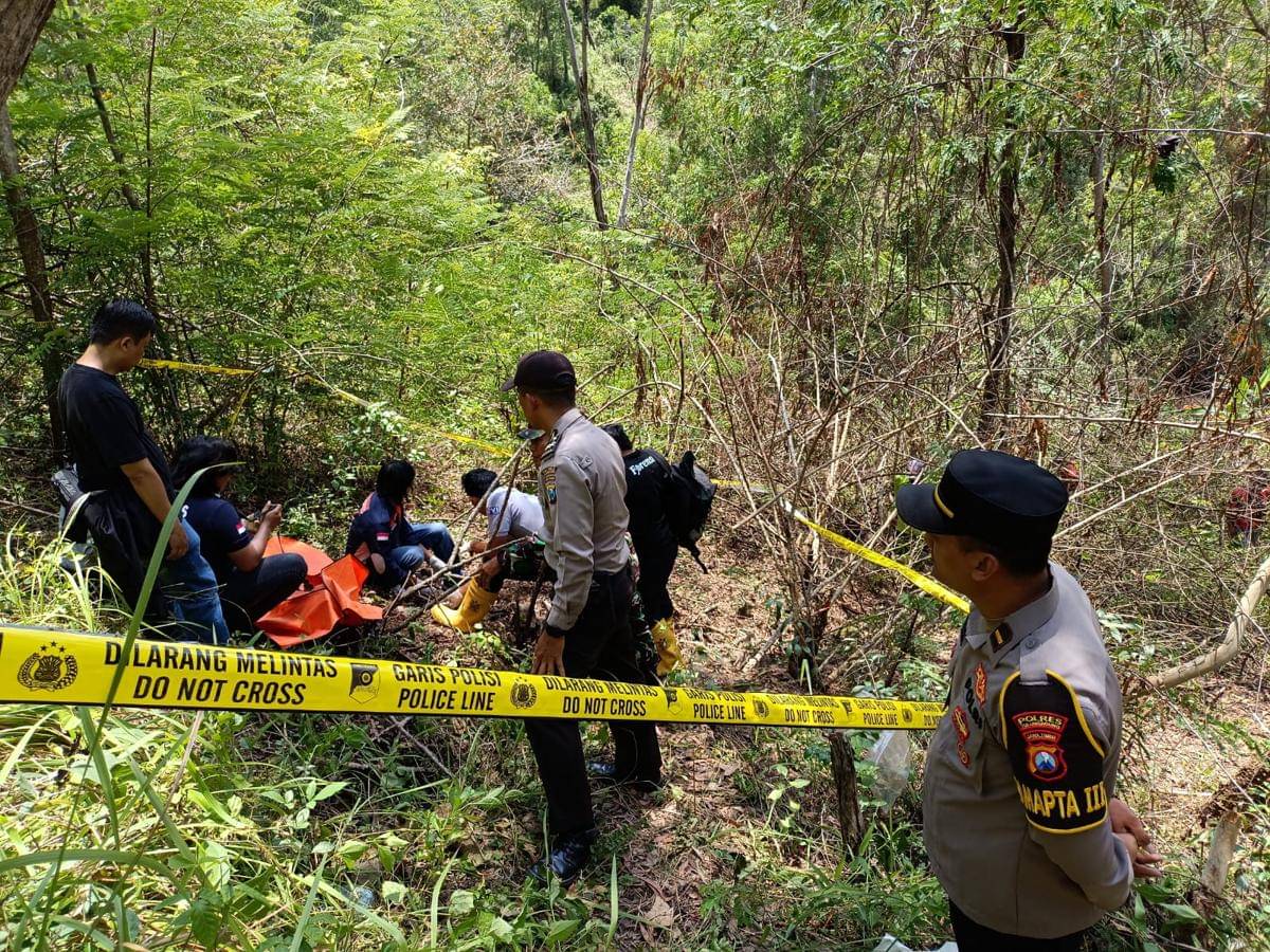 Foto: Polisi lakukan olah TKP di lokasi temuan kerangka manusia. IDN Times/Bramanta Pamungkas