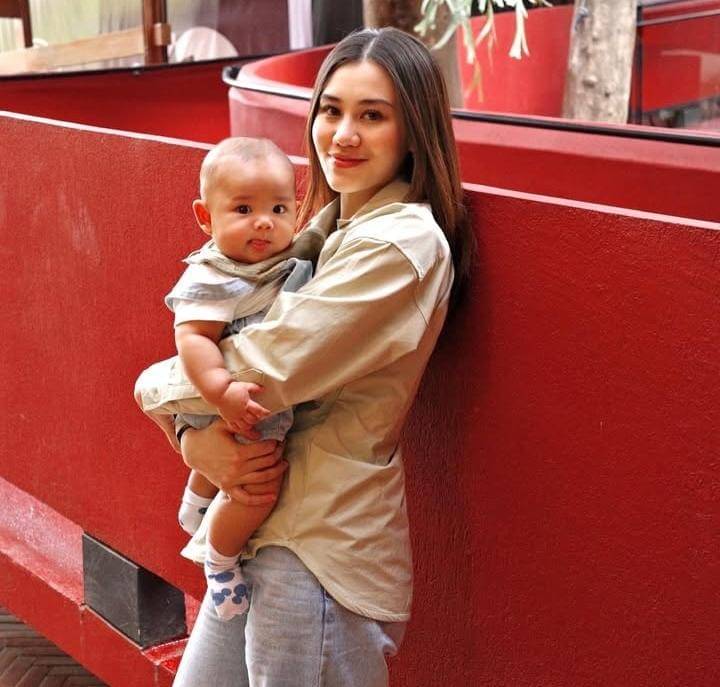 Baby Arash main dengan berbagai hewan