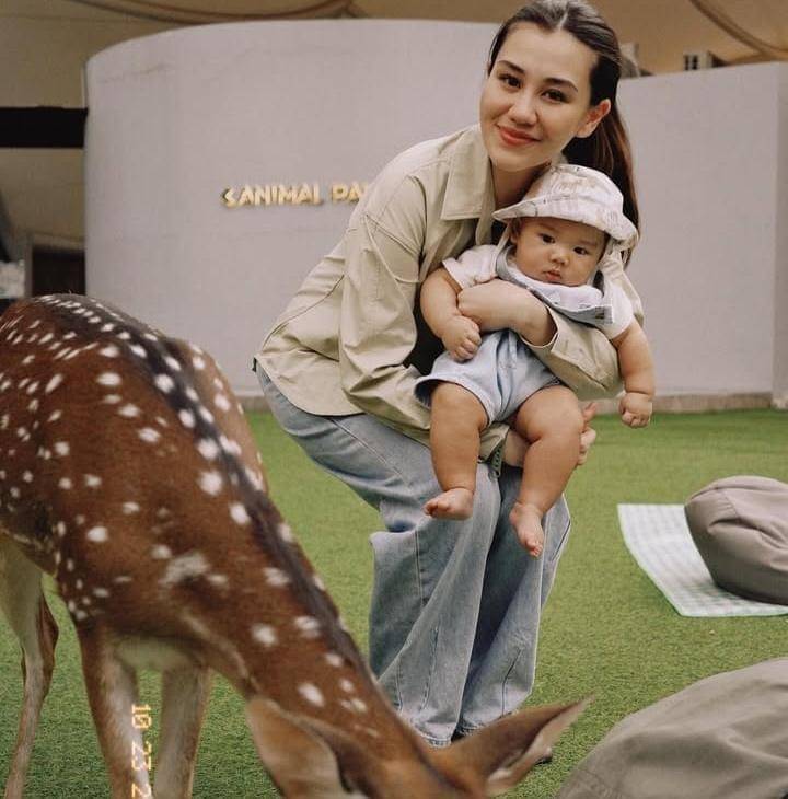 Baby Arash main dengan berbagai hewan