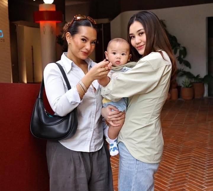 Baby Arash main dengan berbagai hewan
