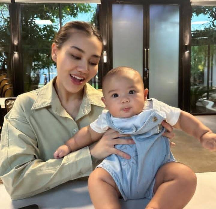 Baby Arash main dengan berbagai hewan