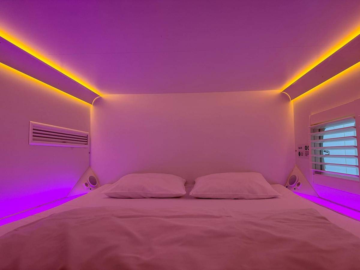 ilustrasi hotel kapsul modern