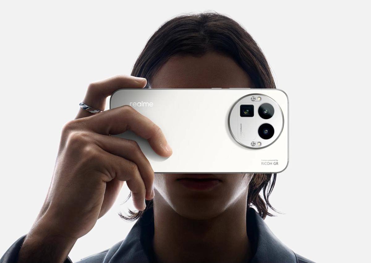 Seseorang memegang realme GT8 Pro