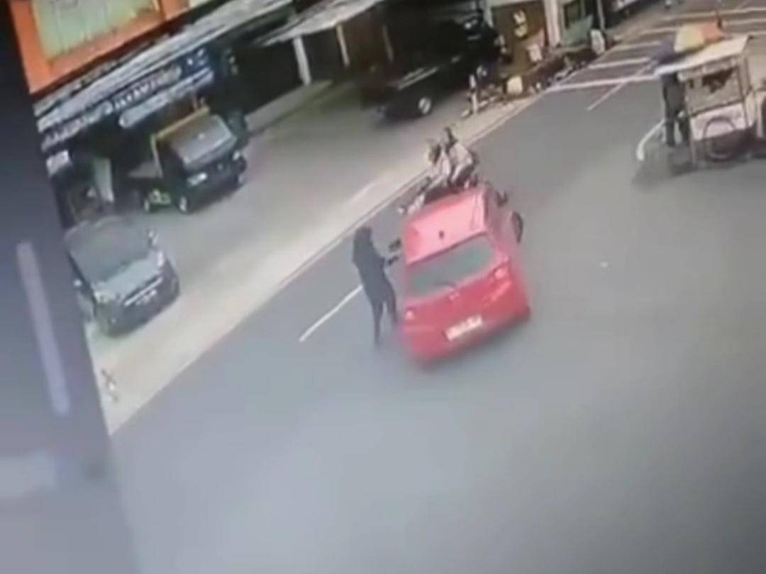 Rekaman CCTV pengendara Honda Brio merah diduga tak membayar usai mengisi Pertalite di SPBU Rempoa, Tangerang Selatan