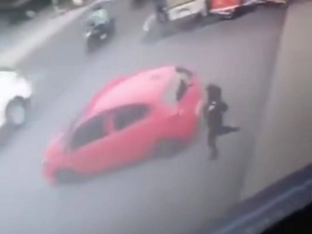 Rekaman CCTV pengendara Honda Brio merah diduga tak membayar usai mengisi Pertalite di SPBU Rempoa, Tangerang Selatan