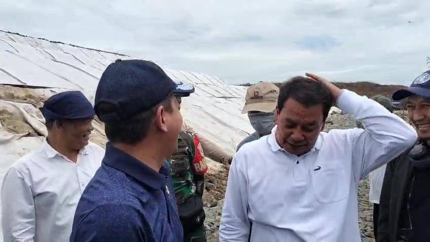 Menteri Lingkungan Hidup, Hanif Faisol mengecek TPA Jatiwaringin, Kabupaten Tangerang