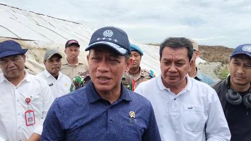 Menteri Lingkungan Hidup, Hanif Faisol mengecek TPA Jatiwaringin, Kabupaten Tangerang