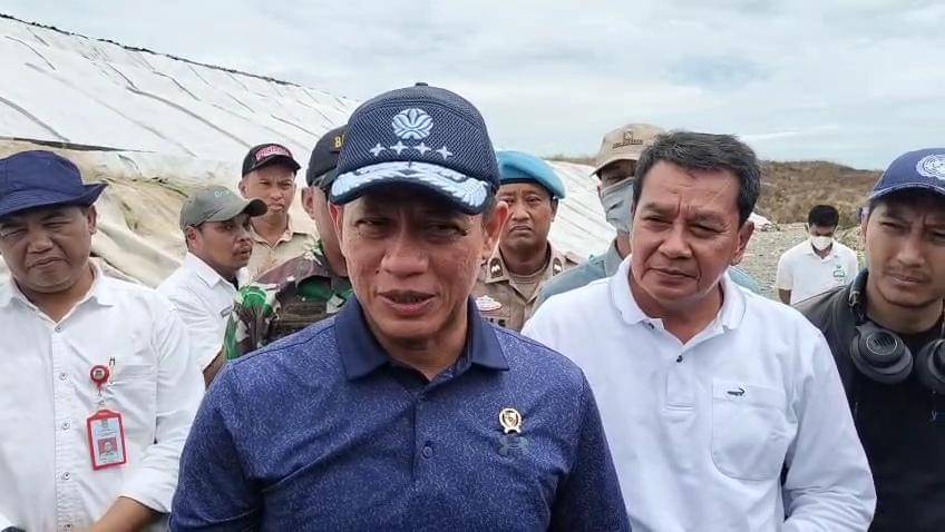 Menteri Lingkungan Hidup, Hanif Faisol mengecek TPA Jatiwaringin, Kabupaten Tangerang