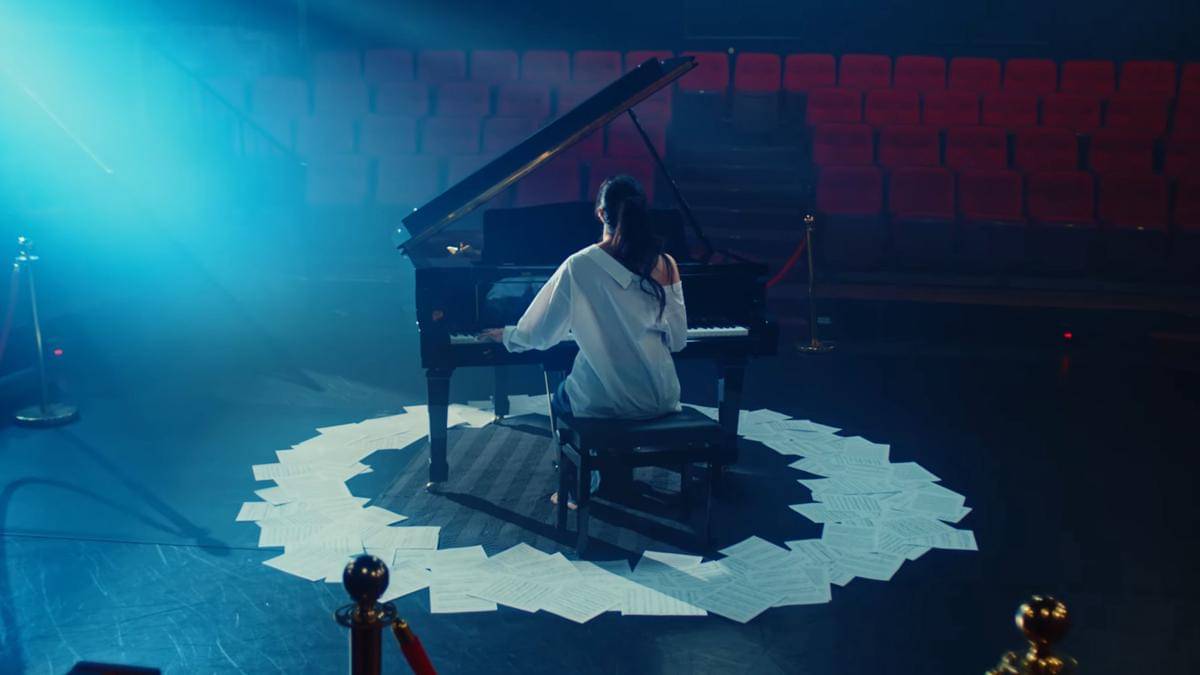 Ejae di MV In Another World (youtube.com/ejaeofficial)