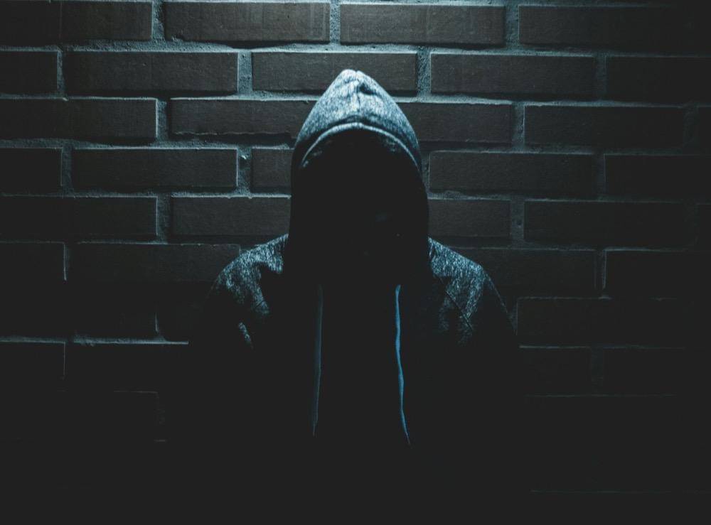 ilustrasi pencuri bersembunyi di kegelapan