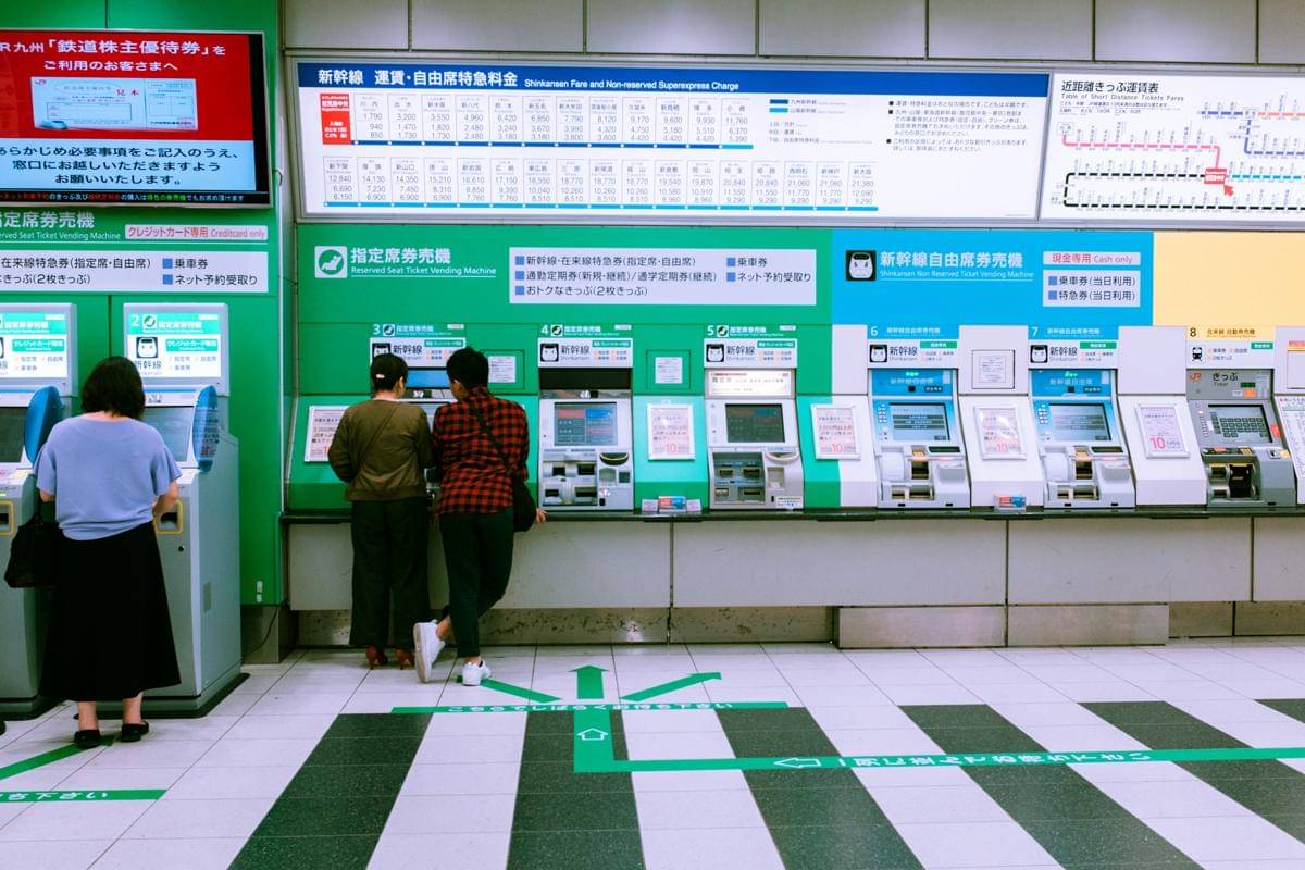 ilustrasi membeli tiket kereta di Jepang
