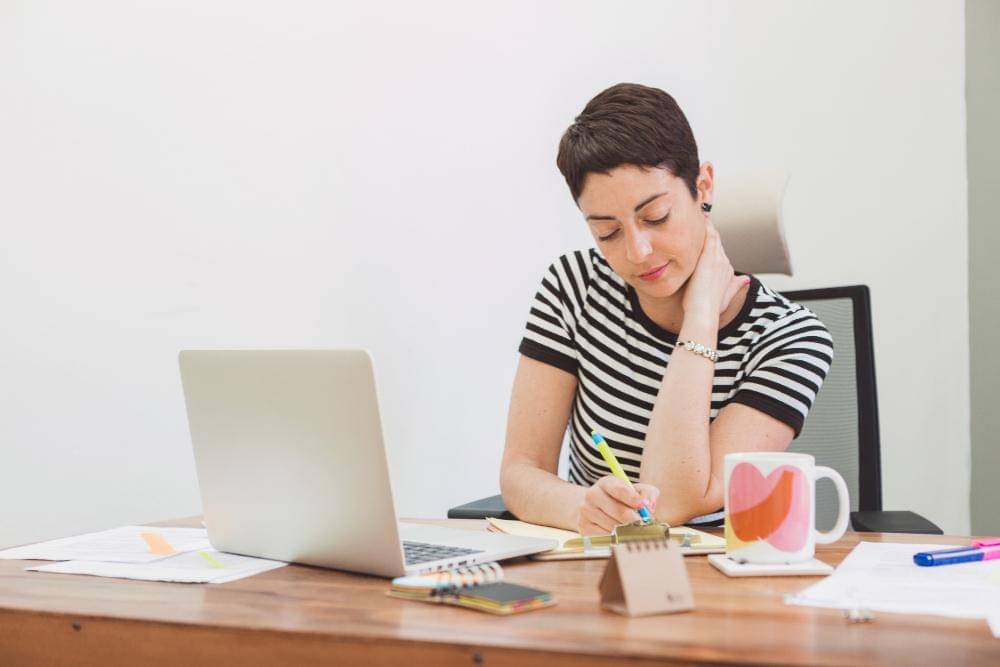 Ilustrasi perempuan bekerja