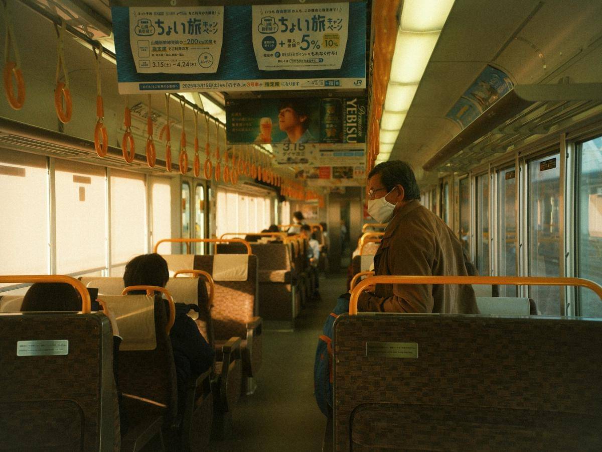 ilustrasi bagian dalam kereta di Jepang
