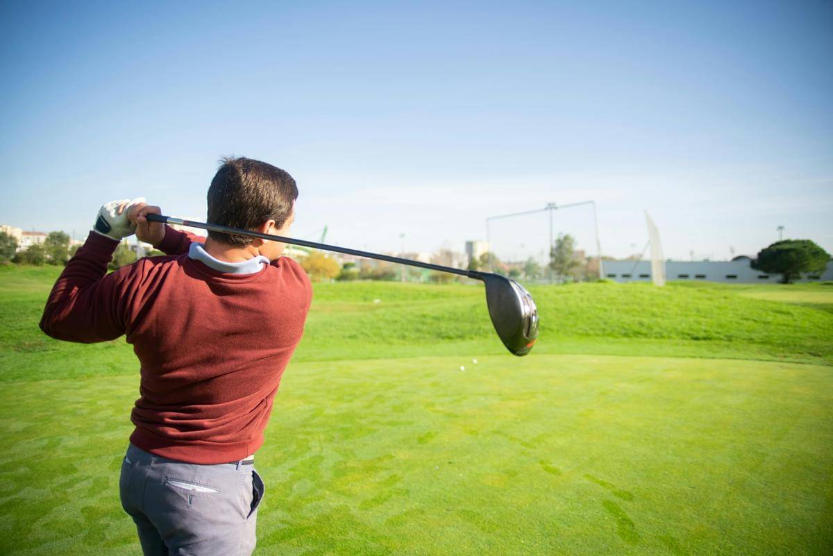 ilustrasi pria main golf