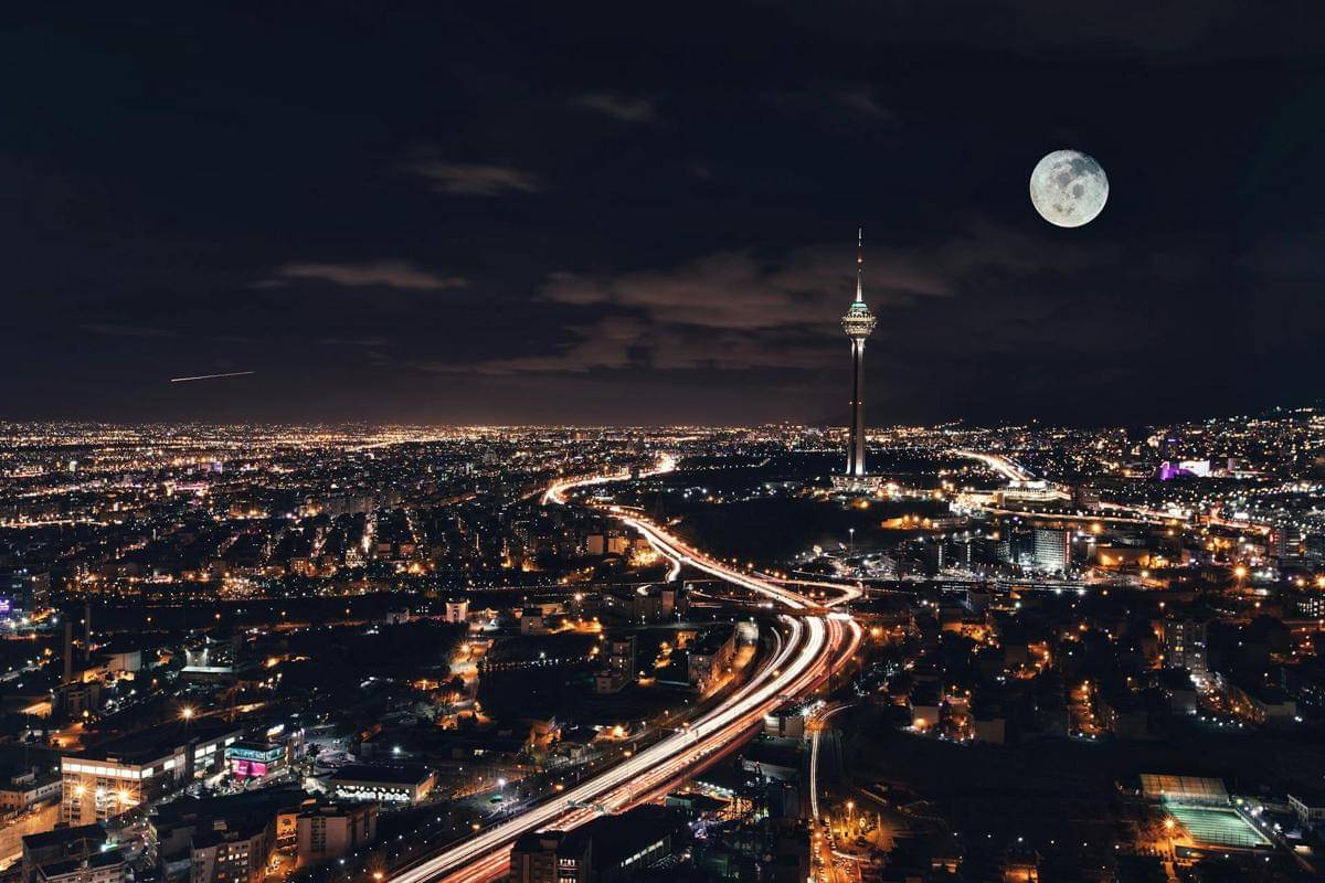 bulan di langit malam 