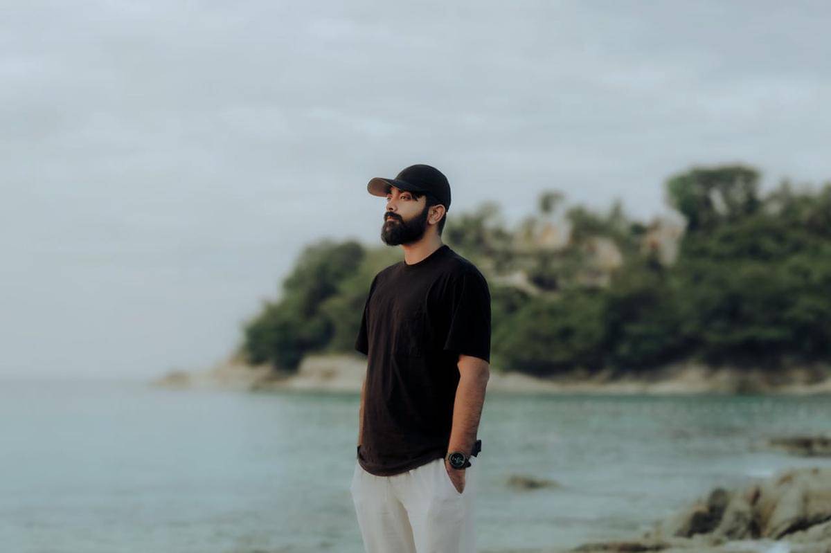 ilustrasi pria merenung