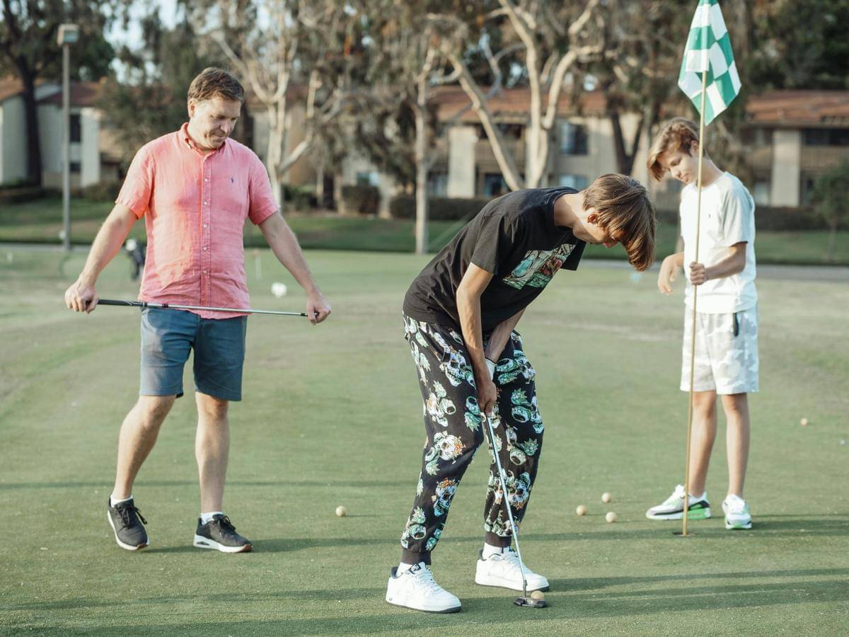 ilustrasi pria main golf