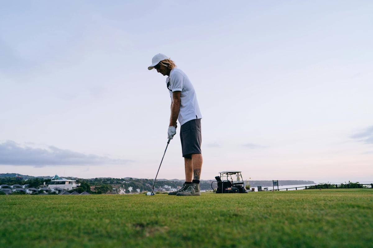 ilustrasi pria main golf