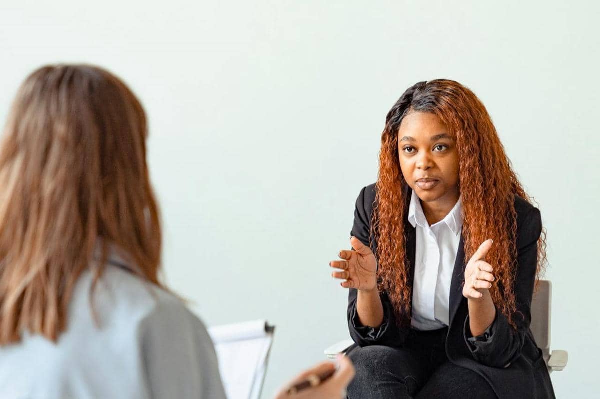 ilustrasi komunikasi yang jelas  dengan lawan bicara