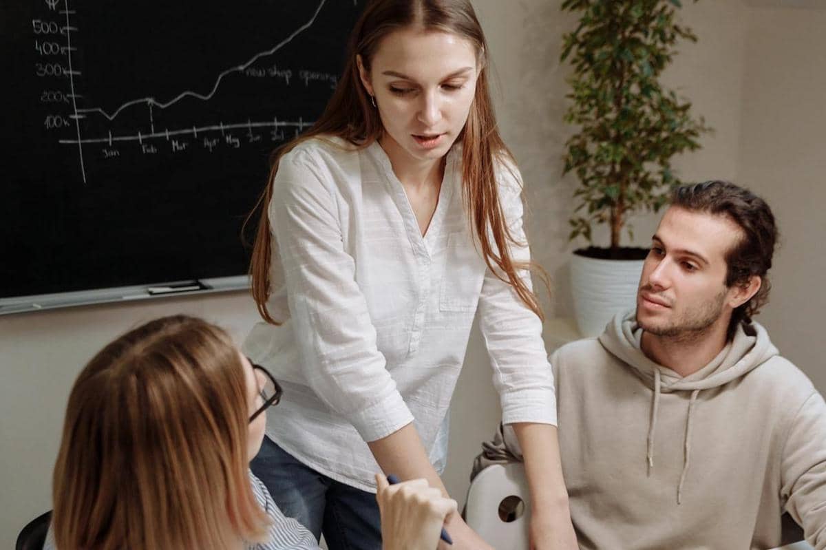 ilustrasi cara upgrade skill komunikasi di tempat kerja