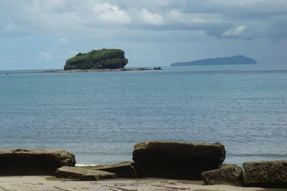 potret Pulau Xieyang dari Pulau Weizhou, Beihai, Provinsi Guangxi, China