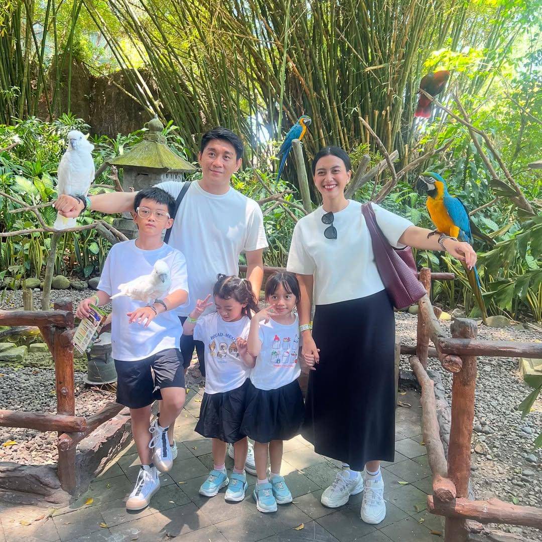 keluarga Cynthia Wijaya dan Riedhan ke Bali safari