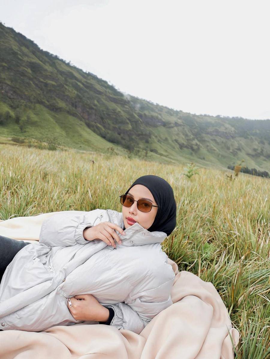 Dara Arafah santai di padang savana Gunung Bromo
